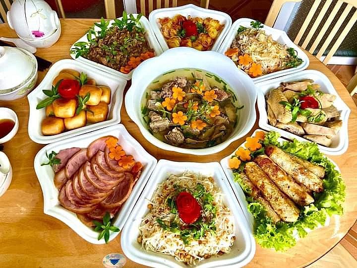 Đặt m&acirc;m cỗ c&uacute;ng online đang l&agrave; xu hướng của gia đ&igrave;nh bận rộn.