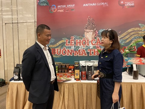 Ông Nguyễn Xuân Thắng - Phó Tổng Giám đốc Tập đoàn Cà phê An Thái giới thiệu về sản phẩm với các đại biểu tham dự Họp báo . Ảnh: TL