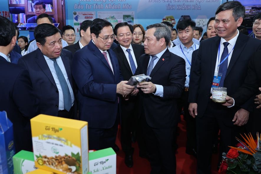 Thủ tướng nghe giới thiệu một số sản phẩm thế mạnh của các địa phương trong vùng tại Triên lãm-Ảnh: VGP/Nhật Bắc