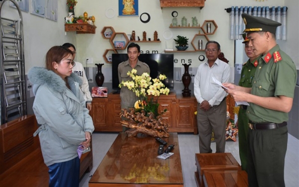 Công an đọc lệnh tạm giữ Nguyễn Thị Hòa. Ảnh: Công an Quảng Nam