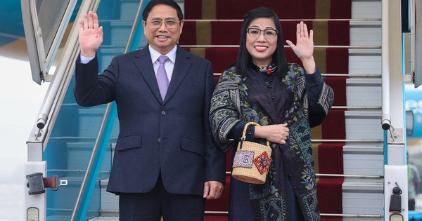 Thủ tướng Chính phủ Phạm Minh Chính và Phu nhân Lê Thị Bích Trân cùng Đoàn đại biểu cấp cao Việt Nam rời Thủ đô Hà Nội lên đường thăm chính thức Cộng hòa Singapore và Brunei Darussalam từ ngày 8 đến 11/2 - Ảnh: VGP/Nhật Bắc