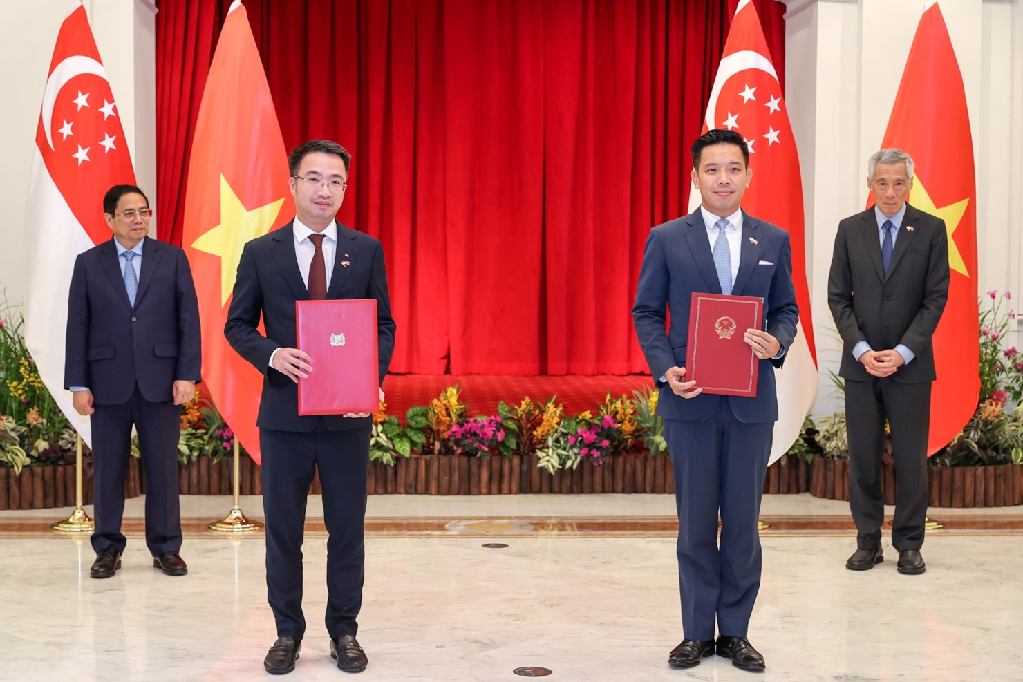 Ông Nguyễn Tường Lâm, Phó Chủ nhiệm Thường trực Ủy ban Quốc gia về thanh niên, Bí thư Trung ương Đoàn Thanh niên Cộng sản Hồ Chí Minh và ông Alvin Tan, Quốc Vụ khanh Bộ Văn hóa, Cộng đồng và Thanh niên, Phó Chủ tịch Hội đồng Thanh niên quốc gia Singapore ký Bản ghi nhớ về hợp tác thanh niên giữa Ủy ban Quốc gia về thanh niên Việt Nam và Hội đồng Thanh niên quốc gia Singapore - Ảnh: VGP/Nhật Bắc