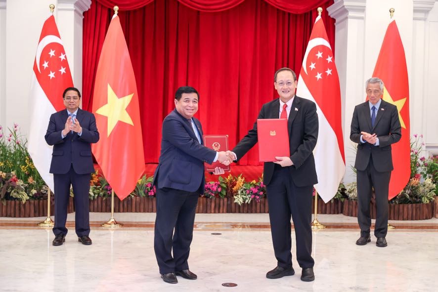 Thủ tướng Phạm Minh Chính cùng Thủ tướng Singapore Lý Hiển Long chứng kiến lễ trao đổi Bản ghi nhớ giữa hai Chính phủ về việc thiết lập Quan hệ Đối tác kinh tế số-kinh tế xanh giữa Việt Nam và Singapore được ký kết bởi Bộ trưởng Bộ Kế hoạch và Đầu tư Nguyễn Chí Dũng và Bộ trưởng thứ hai Bộ Công Thương kiêm Bộ trưởng Bộ Lao động Singapore Tan See Leng - Ảnh: VGP/Nhật Bắc