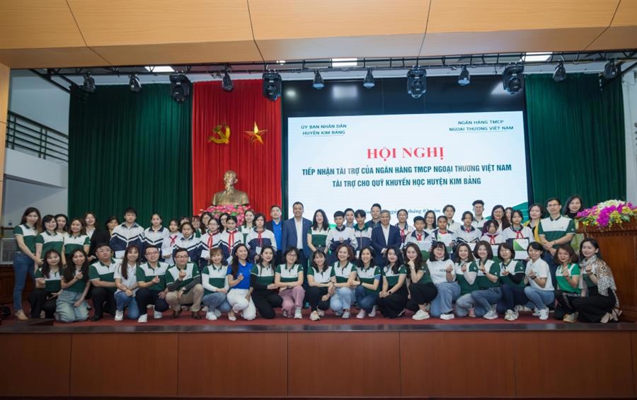 Lãnh đạo, cán bộ Trung tâm hỗ trợ khách hàng Vietcombank cùng Chi nhánh Hà Nam chụp ảnh lưu niệm với các đ/c lãnh đạo huyện Kim Bảng và các em học sinh