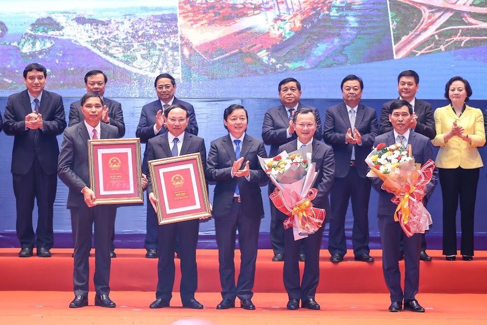Tại Hội nghị, Phó Thủ tướng Chính phủ Trần Hồng Hà trao Quy hoạch tỉnh Quảng Ninh thời kỳ 2021-2030, tầm nhìn đến năm 2050; Quy hoạch chung TP. Hạ Long đến năm 2040 cho lãnh đạo tỉnh và TP. Hạ Long - Ảnh: VGP/Nhật Bắc