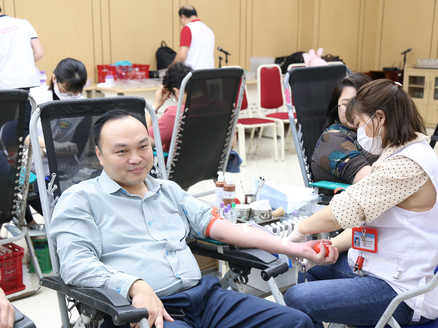 &Ocirc;ng Khổng Văn Ngư - Ch&aacute;nh Văn ph&ograve;ng Đảng ủy Bộ T&agrave;i ch&iacute;nh hưởng ứng chương tr&igrave;nh hiến m&aacute;u nh&acirc;n đạo cứu người. Ảnh: Gia H&acirc;n