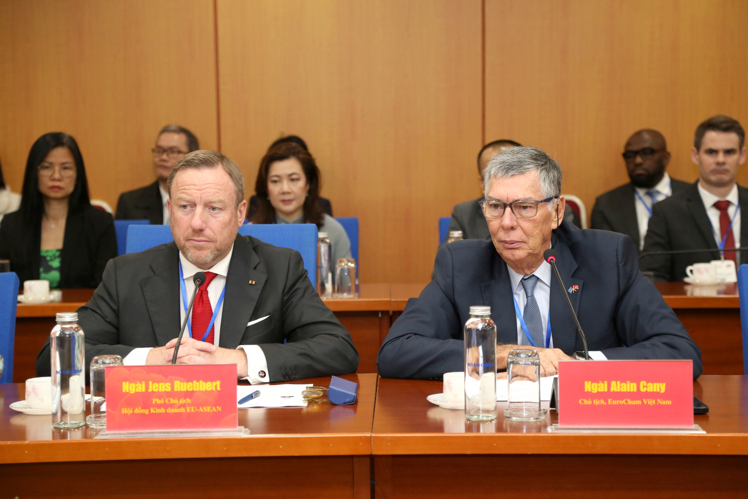 &Ocirc;ng Jens Ruebbert v&agrave; &ocirc;ng Alain Cany đồng trưởng đo&agrave;n Ph&aacute;i đo&agrave;n Kinh doanh EU-ABC.