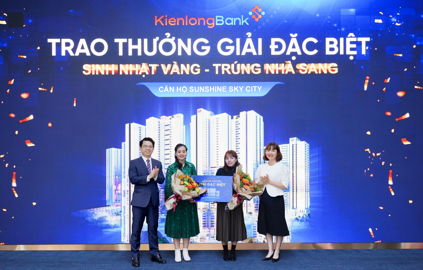 Đại diện L&atilde;nh đạo Ng&acirc;n h&agrave;ng Ki&ecirc;n Long trao tặng giải Đặc biệt cho kh&aacute;ch h&agrave;ng may mắn. Ảnh: KLB