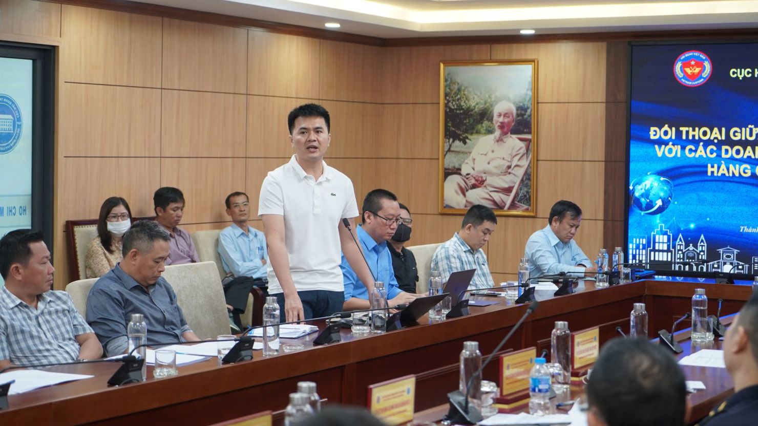 Đại diện doanh nghiệp vận tải nêu các vướng mắc, kiến nghị liên quan về vận chuyển hàng quá cảnh. Ảnh: Trần Lân