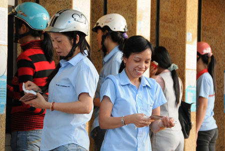 Người lao động nhận lương qua thẻ ATM.