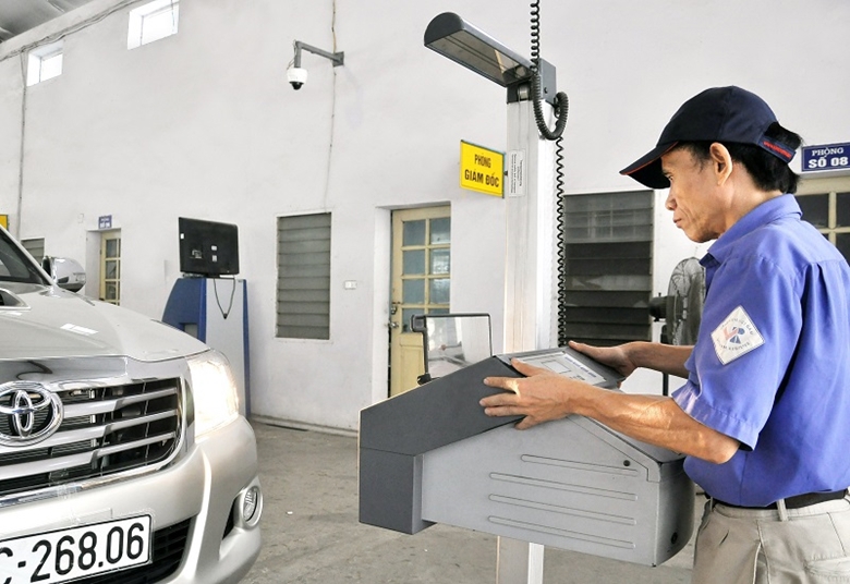 Đăng kiểm viên thực hiện nhiệm vụ kiểm tra ô tô theo định kỳ.