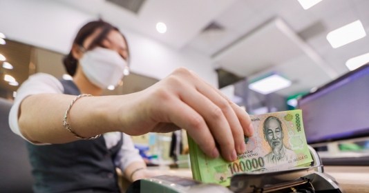 Lãi suất tiền gửi tiết kiệm ngân hàng đã giảm đáng kể so với giai đoạn cuối năm 2022. Ảnh Trọng Hiếu