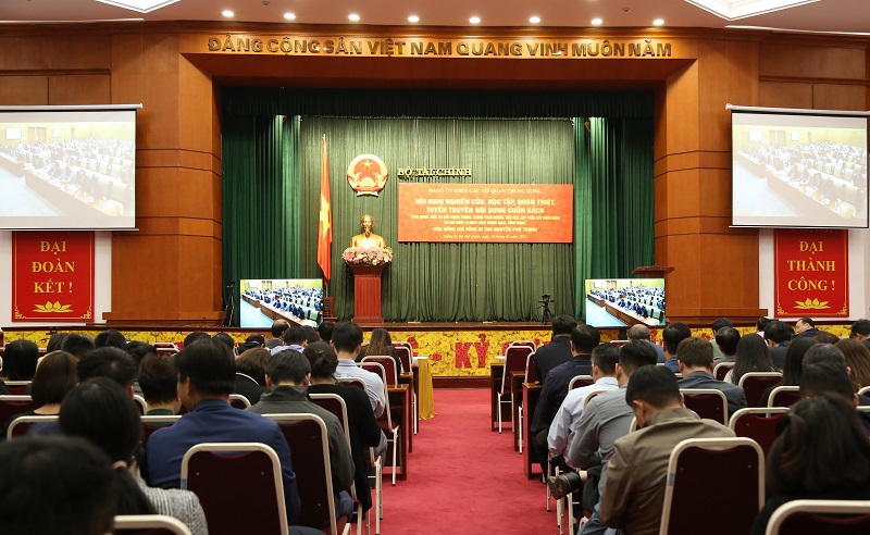 Đảng vi&ecirc;n c&aacute;c đảng bộ, chi bộ trực thuộc Đảng bộ Bộ T&agrave;i ch&iacute;nh tham dự hội nghị tại điểm cầu Bộ T&agrave;i ch&iacute;nh.