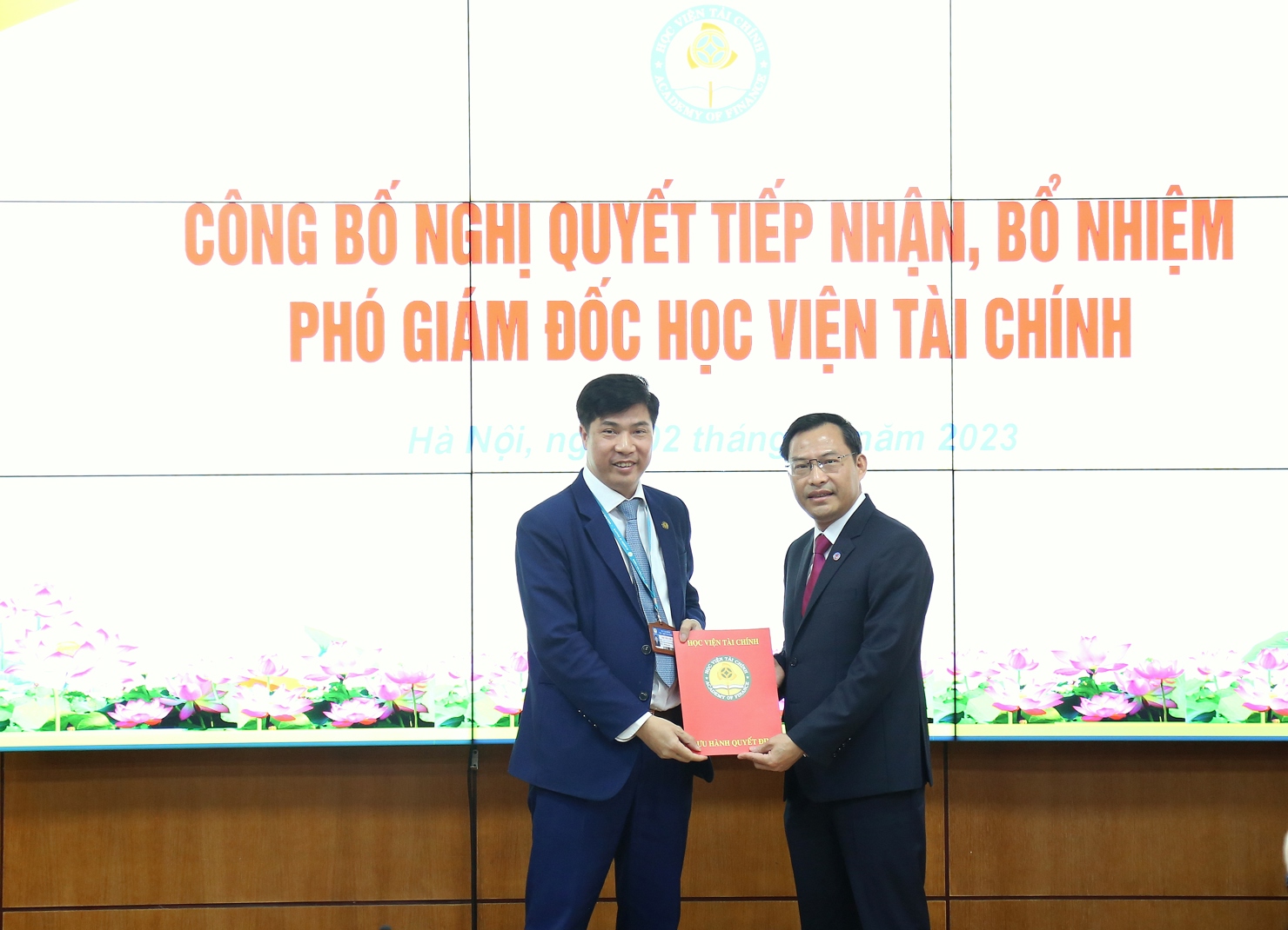PGS.TS. Nguyễn Đ&agrave;o T&ugrave;ng - Chủ tịch Hội đồng trường Học viện T&agrave;i ch&iacute;nh trao nghị quyết tiếp nhận, bổ nhiệm chức vụ Ph&oacute; Gi&aacute;m đốc Học viện T&agrave;i ch&iacute;nh cho &ocirc;ng Nguyễn Văn B&igrave;nh.