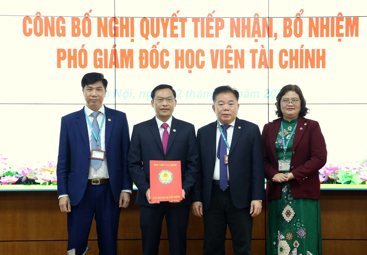 Ban L&atilde;nh đạo Học viện T&agrave;i ch&iacute;nh ch&uacute;c mừng t&acirc;n Ph&oacute; Gi&aacute;m đốc Nguyễn Văn B&igrave;nh.