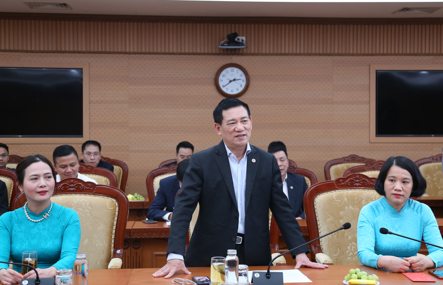 Bộ trưởng Hồ Đức Phớc gửi lời ch&uacute;c mừng&nbsp;tới c&aacute;c nữ c&aacute;n bộ l&atilde;nh đạo, quản l&yacute; cấp Tổng cục, Cục, Vụ thuộc Bộ T&agrave;i ch&iacute;nh. Ảnh: Gia H&acirc;n