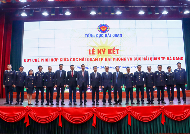 Các đại biểu chụp ảnh lưu niệm tại Lễ ký kết 