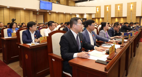 Các đại biểu bấm nút thông qua Nghị quyết.