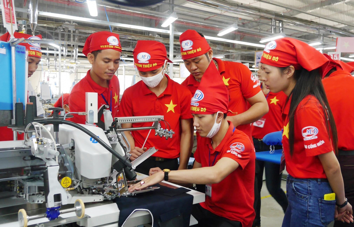 Công nhân ngành may mặc tham gia Hội thi thợ giỏi do Tổng công ty May 10 (Tập đoàn Dệt may Việt Nam) tổ chức. Nguồn: congdoandetmay.vn