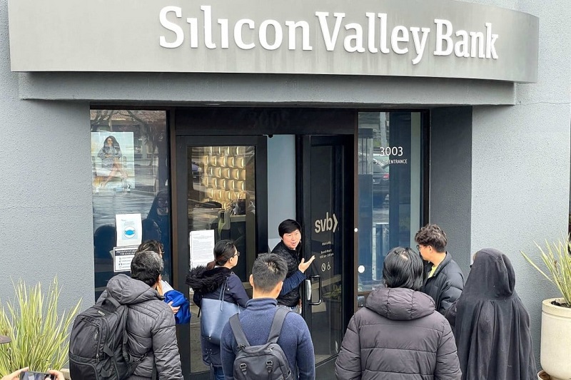 Nhân viên SVB thông báo ngân hàng đóng cửa tại trụ sở SVB ở California hôm 10.3 AFP