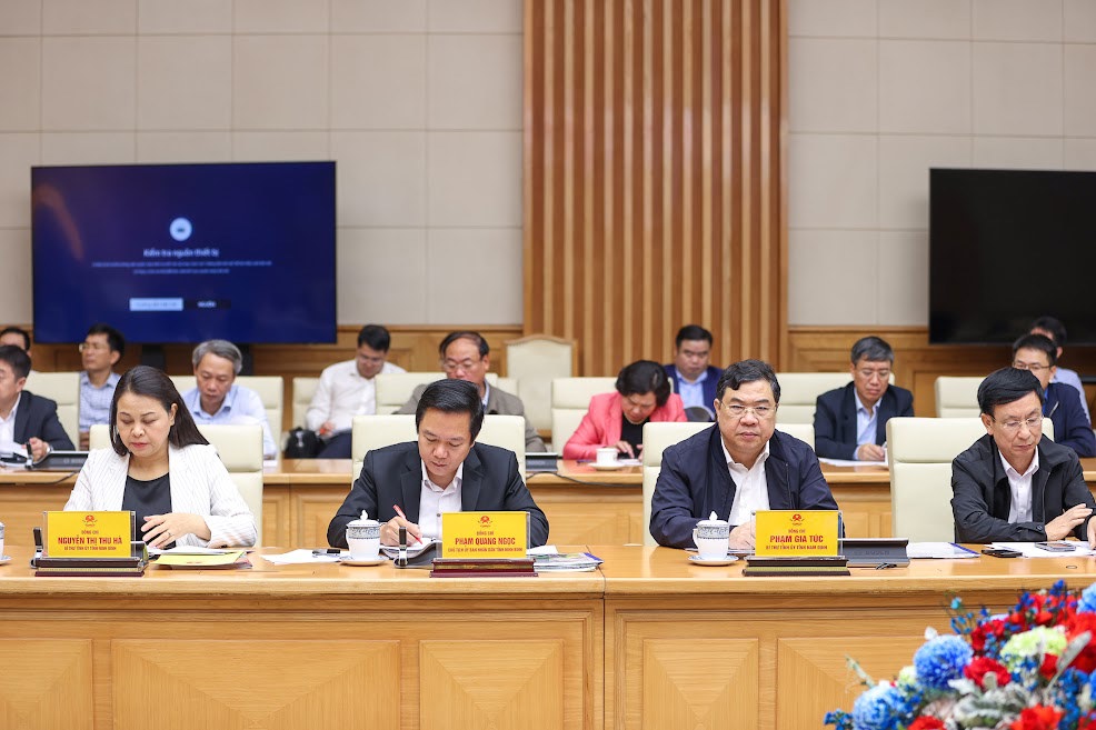 Đại diện lãnh đạo một số địa phương liên quan đến dự án tham dự cuộc họp. Ảnh: VGP/Nhật Bắc