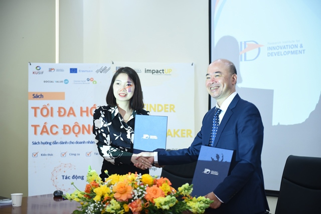 TS. Chu Văn Thắng - Viện trưởng IID k&yacute; kết hợp t&aacute;c với đối t&aacute;c chiến lược tại sự kiện.