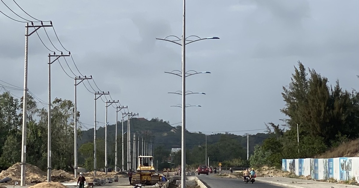 Phú Yên vừa có chủ trương đầu tư 3428 tỷ đồng hoàn thiện tuyến đường ven biển phía bắc cầu An Hải đến Trung tâm An điều dưỡng tàu ngầm hải quân để khai thác phát triển du lịch.