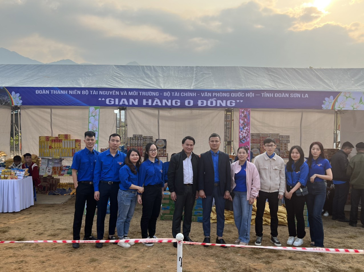 Gian hàng 0 đồng của Đoàn Thanh niên Bộ Tài nguyên và Môi trường - Bộ Tài chính - Văn phòng Quốc hội - Tỉnh đoàn Sơn La.