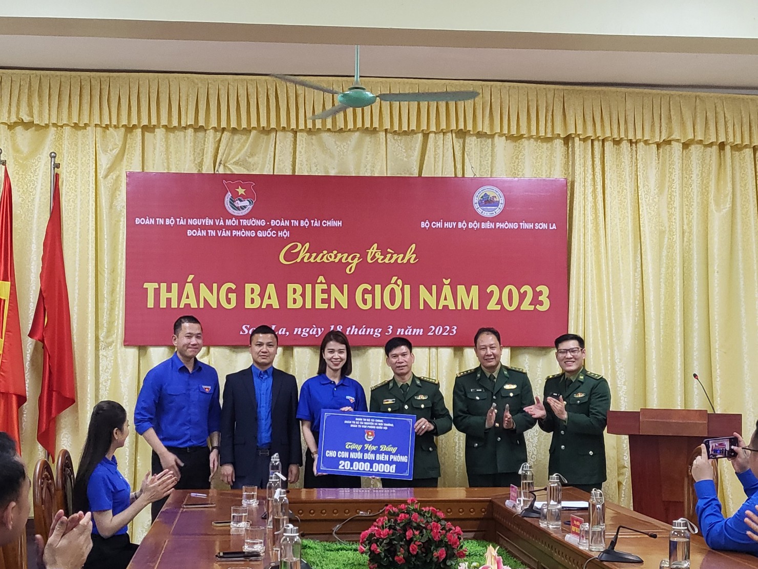 Đại diện Đoàn Thanh niên 3 cơ quan trao tặng học bổng cho con nuôi đồn biên phòng.