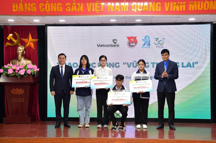 Ông Bùi Quang Huy - Bí thư thứ nhất BCH Trung ương Đoàn và ông Nguyễn Thanh Tùng – Tổnggiám đốc Vietcombank trao học bổng cho các bạn học sinh, sinh viên có hoàn cảnhkhó khăn