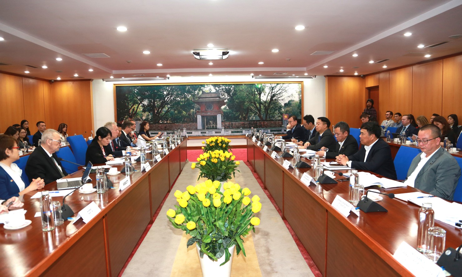 To&agrave;n cảnh cuộc l&agrave;m việc.