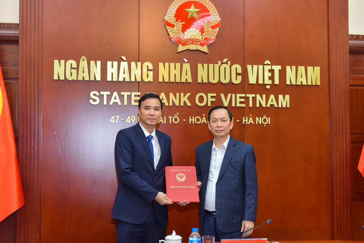 Phó Thống đốc Thường trực NHNN Đào Minh Tú trao Quyết định bổ nhiệm cho tân Phó Tổng Biên tập Thời báo Ngân hàng Trần Trung Thượng.