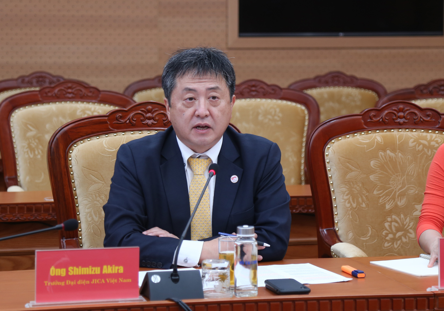 &Ocirc;ng Akira Shimizu b&agrave;y tỏ vinh dự được nhận&nbsp;Kỷ niệm chương &ldquo;V&igrave; sự nghiệp T&agrave;i ch&iacute;nh Việt Nam&rdquo;. Ảnh: Gia H&acirc;n