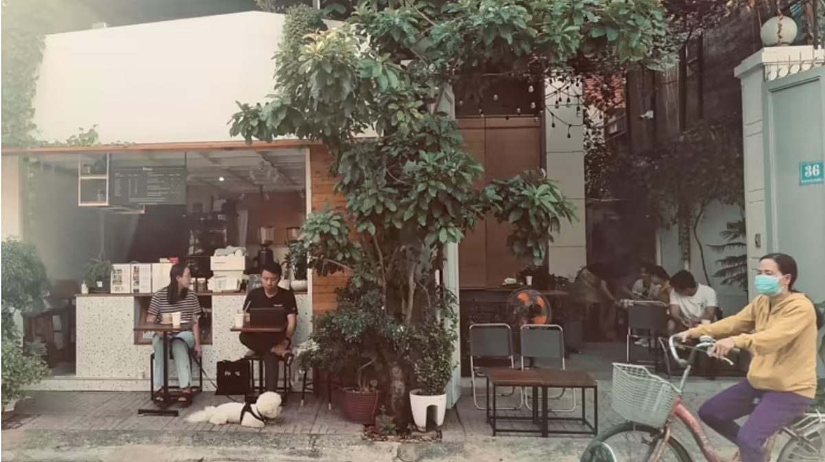 C&aacute;c t&iacute;n đồ c&agrave; ph&ecirc; mang theo th&uacute; cưng v&agrave; ngắm nh&igrave;n cuộc sống đường phố tại Mindfully Cafe ở TP.Hồ Ch&iacute; Minh. (Ảnh: Li&ecirc;n Ho&agrave;ng)