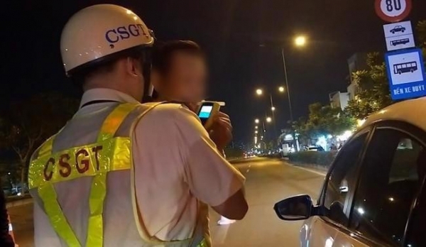 Cảnh sát giao thông kiểm tra nồng độ cồn