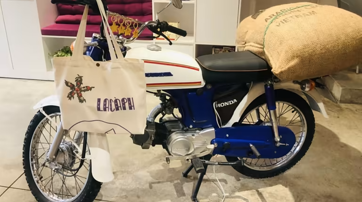 Lacaph Việt Nam trang tr&iacute; qu&aacute;n c&agrave; ph&ecirc; bằng một chiếc xe m&aacute;y mang t&iacute;nh biểu tượng chở một t&uacute;i đậu. (Ảnh: Li&ecirc;n Ho&agrave;ng)