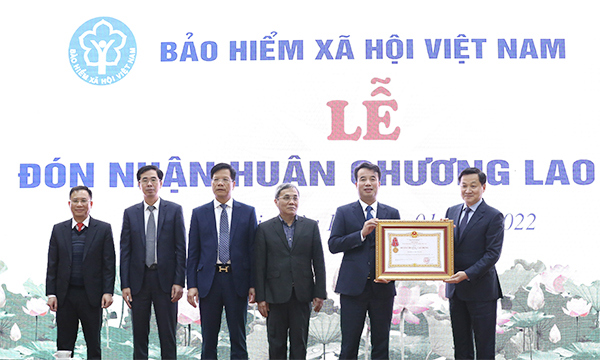 Phó Thủ tướng Chính phủ Lê Minh Khái trao Huân chương Lao động hạng Ba cho BHXH Việt Nam.