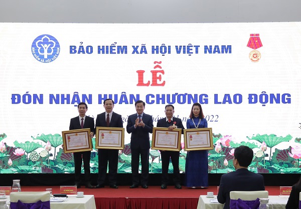 Phó Thủ tướng Chính phủ Lê Minh Khái trao Huân chương Lao động cho các tập thể, cá nhân của BHXH Việt Nam.