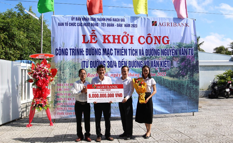 Ông Phạm Hồ Bắc, Phó Chủ tịch thường trực Công đoàn Agribank trao biển tượng trưng hỗ trợ 6 tỷ đồng tại Lễ khởi công Công trình đường Mạc Thiên Tích và đường Nguyễn Văn Tư, Rạch Giá, Kiên Giang. Nguồn: Agribank.