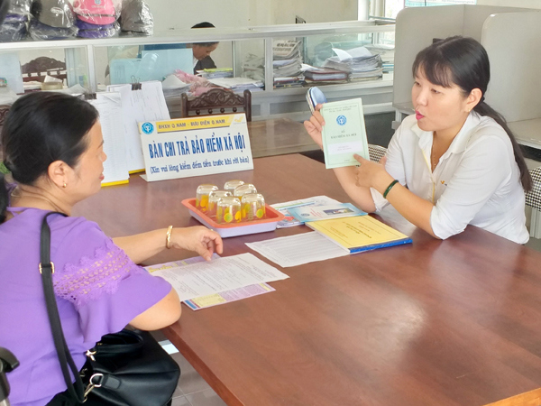 Tăng cường đội ngũ cán bộ phục vụ, nâng cao hơn nữa chất lượng tham mưu ở lĩnh vực công tác quản lý thu, phát triển người tham gia BHXH, BHYT.