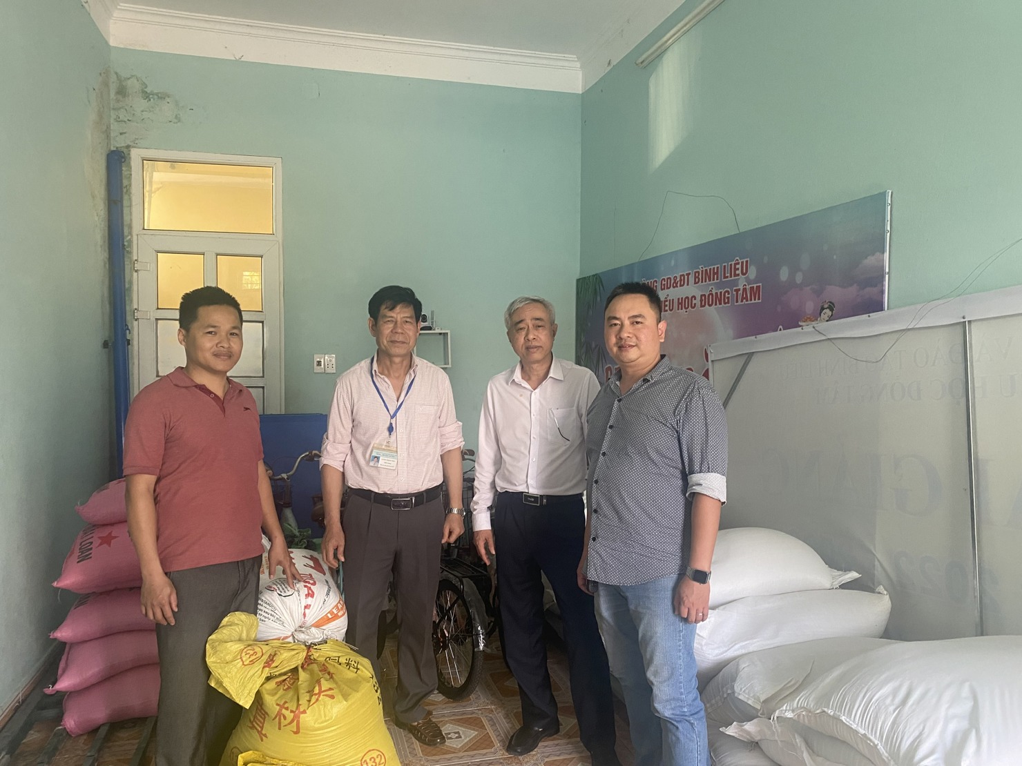 Đoàn công tác Cục DTNN khu vực Đông Bắc cùng cán bộ Phòng Giáo dục huyện Bình Liêu kiểm tra kho để gạo cho học sinh trường Tiểu học Đồng Tâm, huyện Bình Liêu (tỉnh Quảng Ninh).