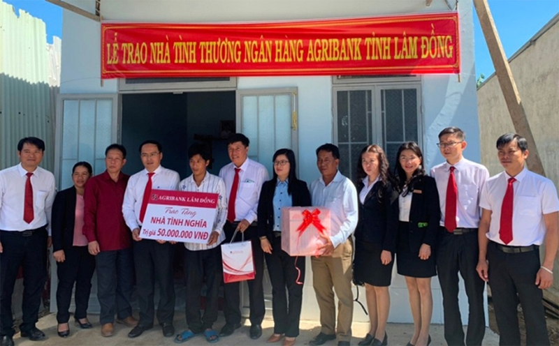 Agribank Chi nhánh Lâm Đồng tổ chức Lễ bàn giao nhà tình nghĩa, tình thương cho 10 hộ đồng bào dân tộc thiểu số. Nguồn: Agribank.