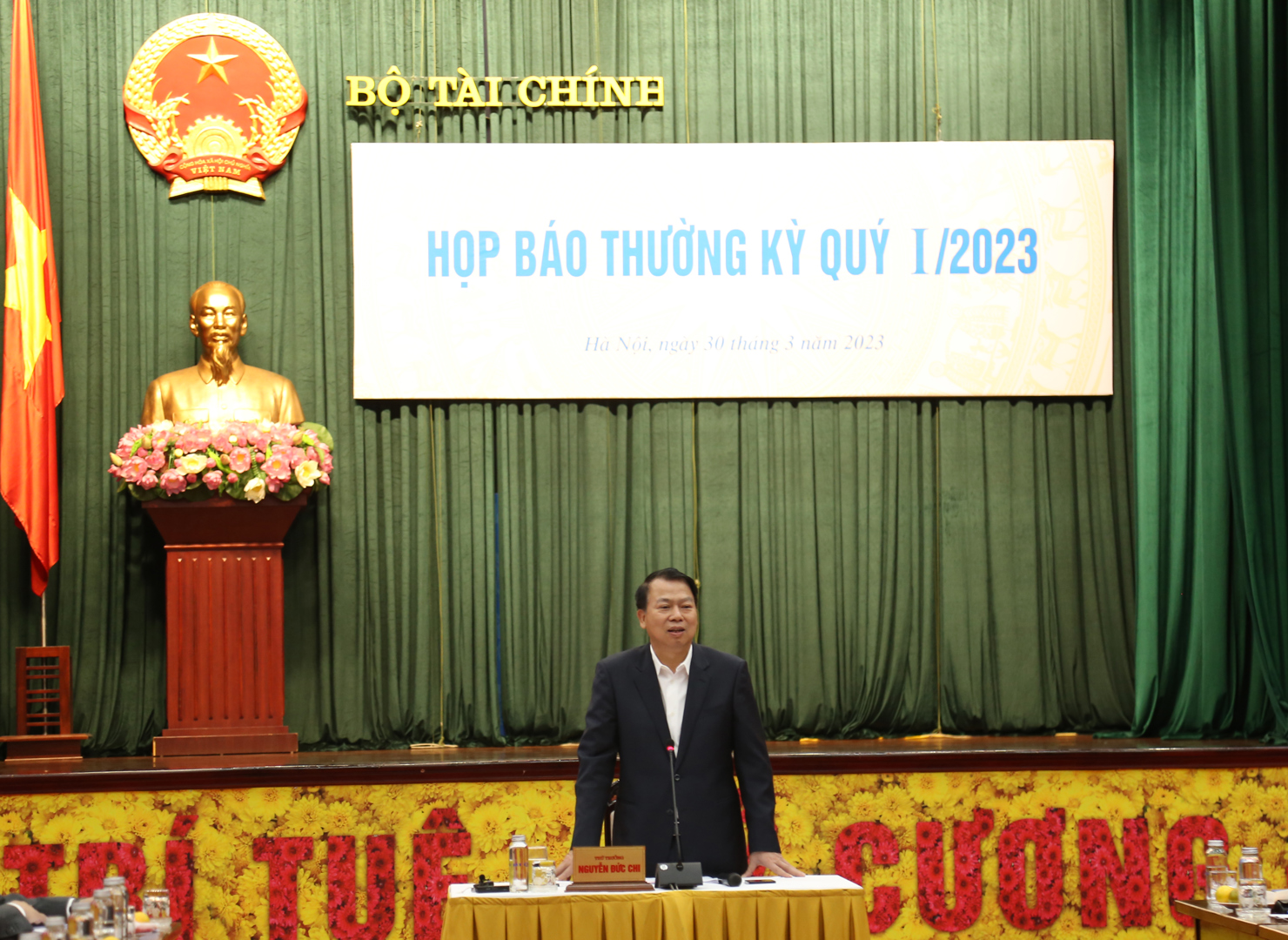 Thứ trưởng Nguyễn Đức Chi chủ tr&igrave; buổi họp b&aacute;o. Ảnh: Gia H&acirc;n