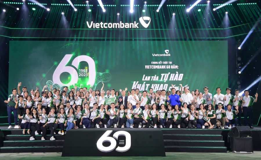 C&aacute;c đại biểu v&agrave; Ban l&atilde;nh đạo Vietcombank chụp ảnh kỷ niệm với 60 th&iacute; sinh c&ugrave;ng c&aacute;c đơn vị