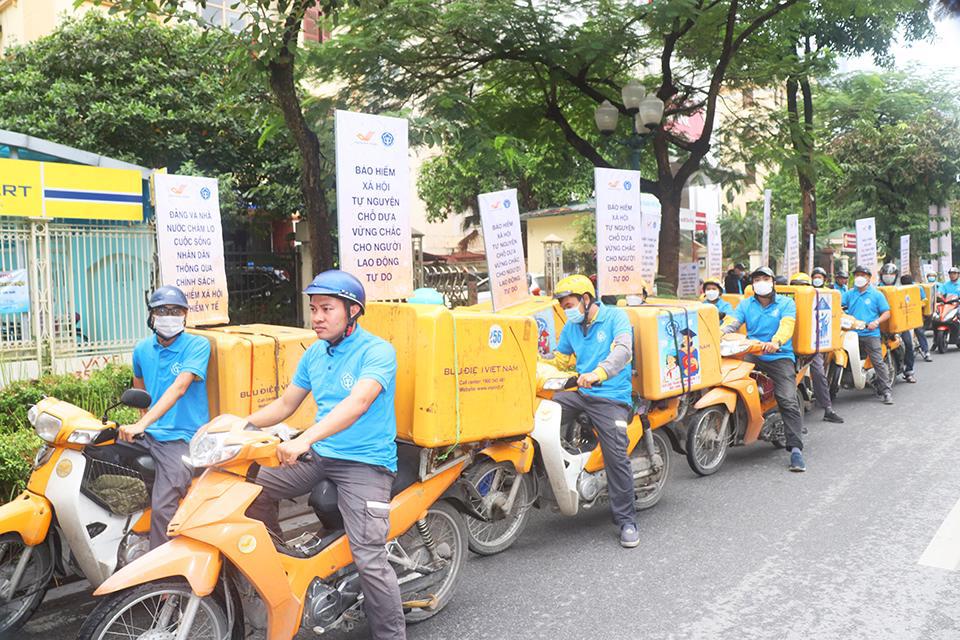 BHXH TP. H&agrave; Nội phối hợp với Bưu điện tổ chức roadshow&nbsp;tuy&ecirc;n truyền tr&ecirc;n c&aacute;c tuyến đường ch&iacute;nh truyền tải&nbsp;th&ocirc;ng điệp về &yacute; nghĩa, quyền lợi khi tham gia BHXH tự nguyện, BHYT hộ gia đ&igrave;nh.