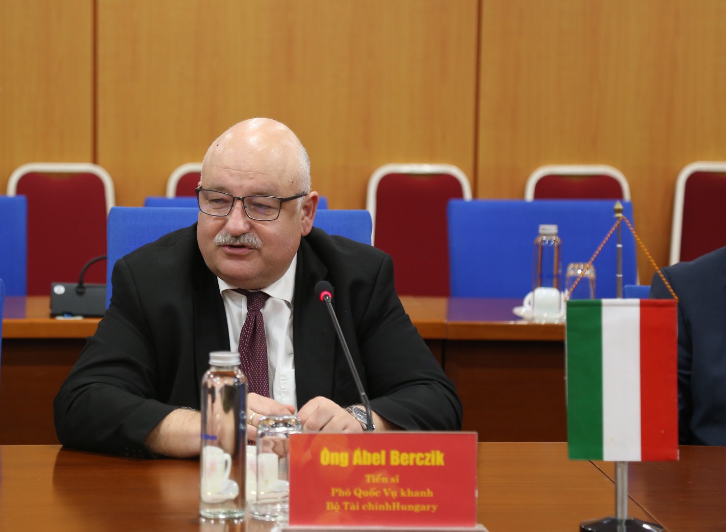 &Ocirc;ng &Aacute;bel Berczik &ndash; Ph&oacute; Quốc Vụ khanh, Bộ T&agrave;i ch&iacute;nh Hungary tr&acirc;n trọng cảm ơn sự đ&oacute;n tiếp chu đ&aacute;o từ ph&iacute;a Bộ T&agrave;i ch&iacute;nh Việt Nam. Ảnh: Gia H&acirc;n