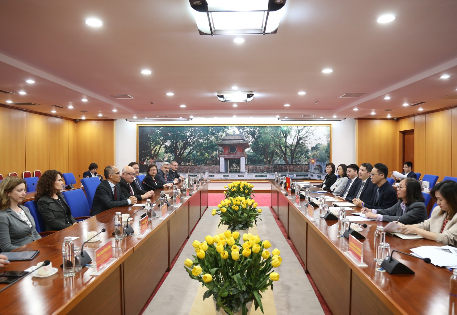Quang cảnh cuộc l&agrave;m việc. Ảnh: Gia H&acirc;n