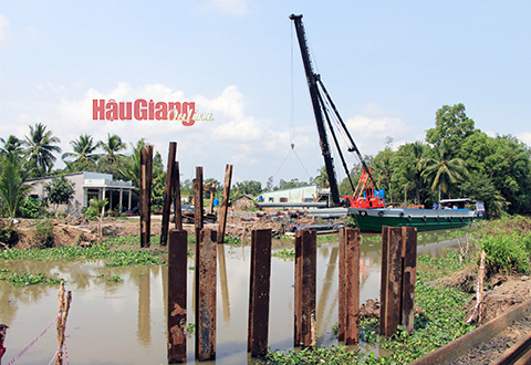 Nhà thầu đang tập trung nhân lực, thiết bị đẩy nhanh tiến độ thi công cao tốc Bắc - Nam, giai đoạn 2021-2025. Ảnh: A.L