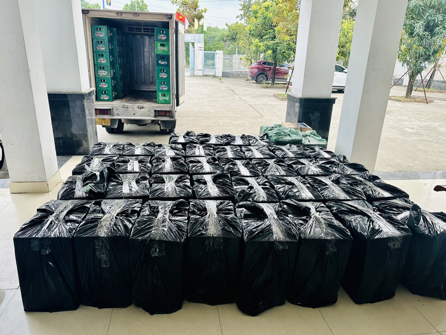 Tang vật thuốc lá ngoại nhập lậu bị thu giữ cùng phương tiện vi phạm trong vụ án.