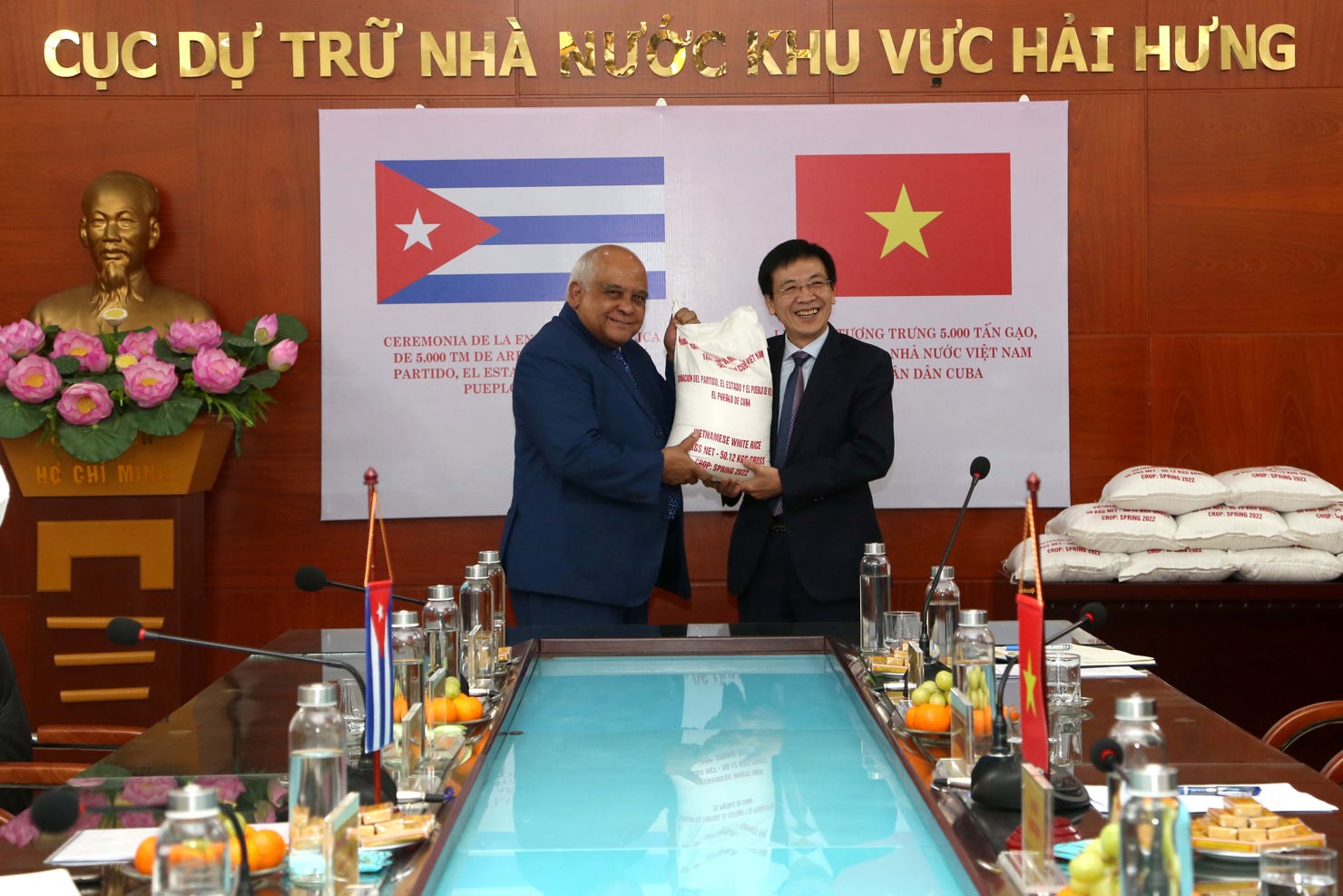 Phó Tổng cục trưởng La Văn Thịnh (bên phải) và Đại sứ Orlando Nicolas Hernandez Guillen thực hiện nghi lễ trao gạo tượng trưng.